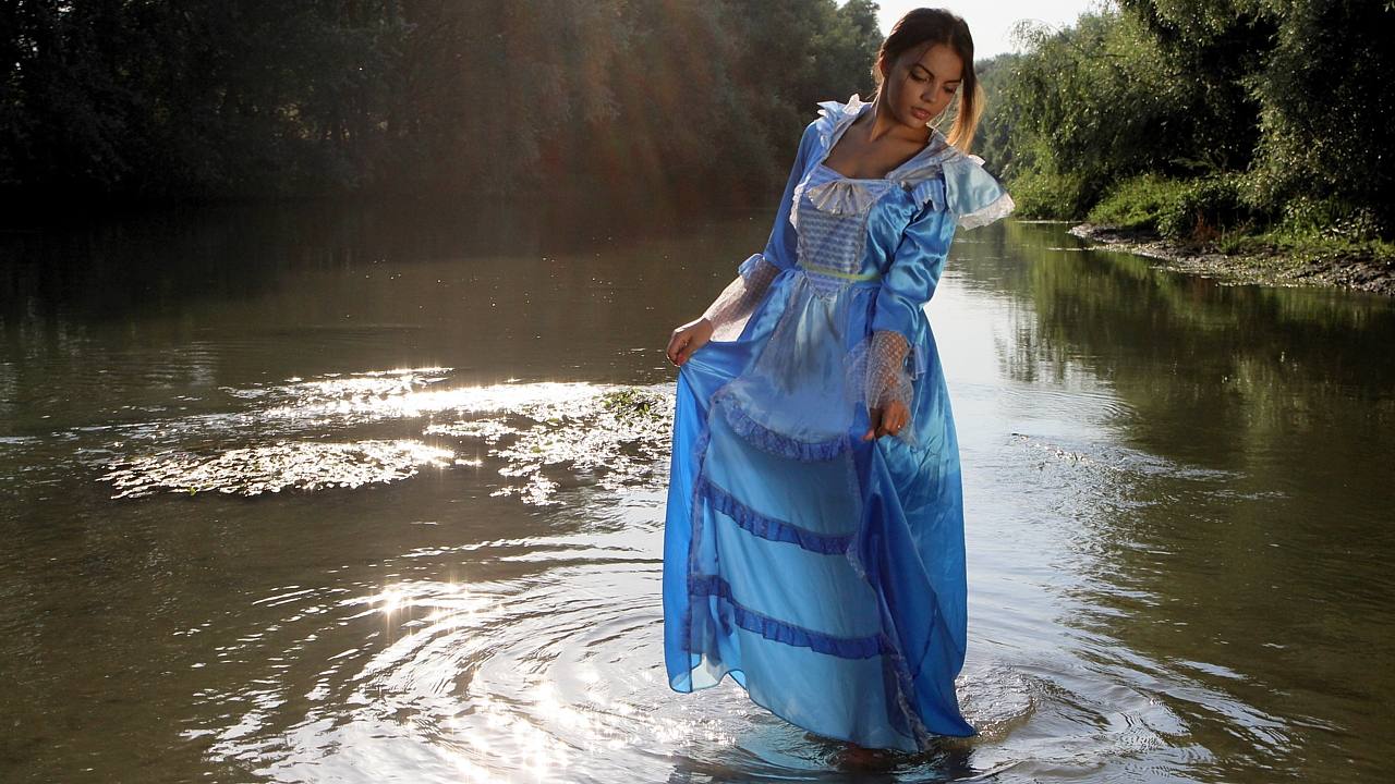 Девочка в голубом платье. Идущая по воде. Картины под музыку.